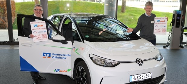 Bild: Kinderschutzbund dankt Volksbank für VRmobil Spende
